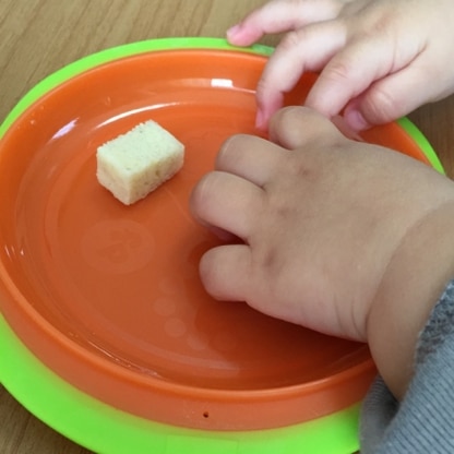 10ヶ月の息子の手づかみ食べ用に砂糖なしで作りました！
いっぺんにたくさん作れて嬉しい(*^^*)
モチモチで食べにくいかなと思ったけど上手に食べてくれました♪